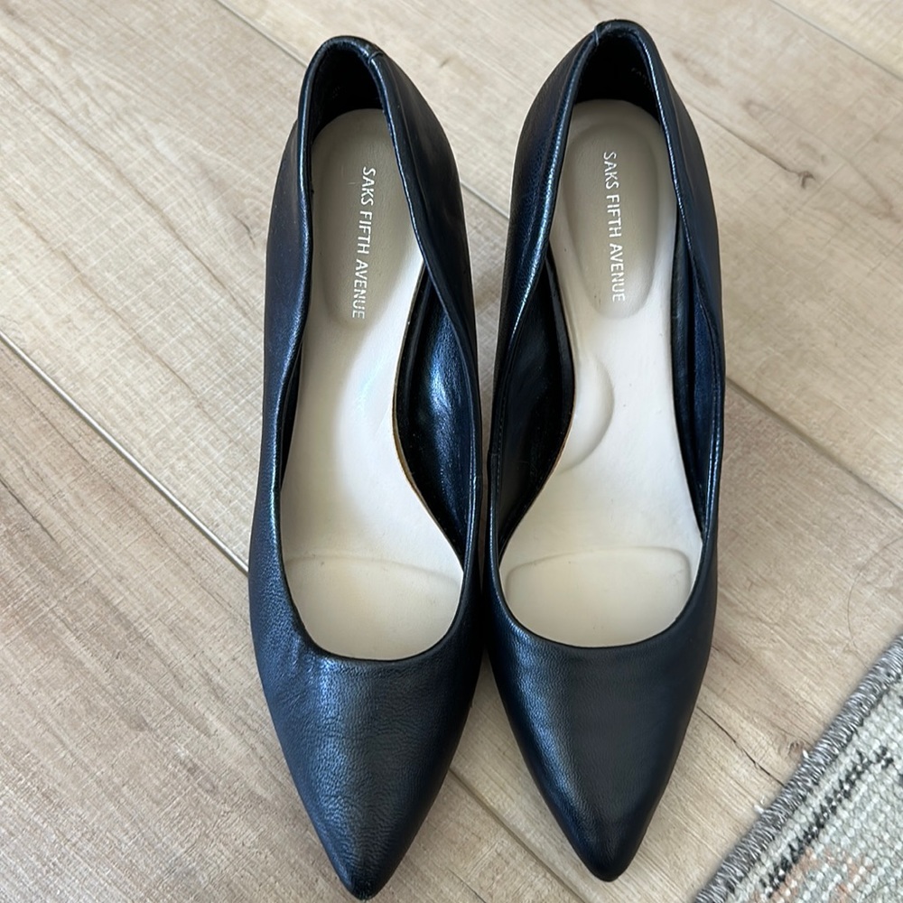 Black leather pumps 6.5 saks fifth Avenue